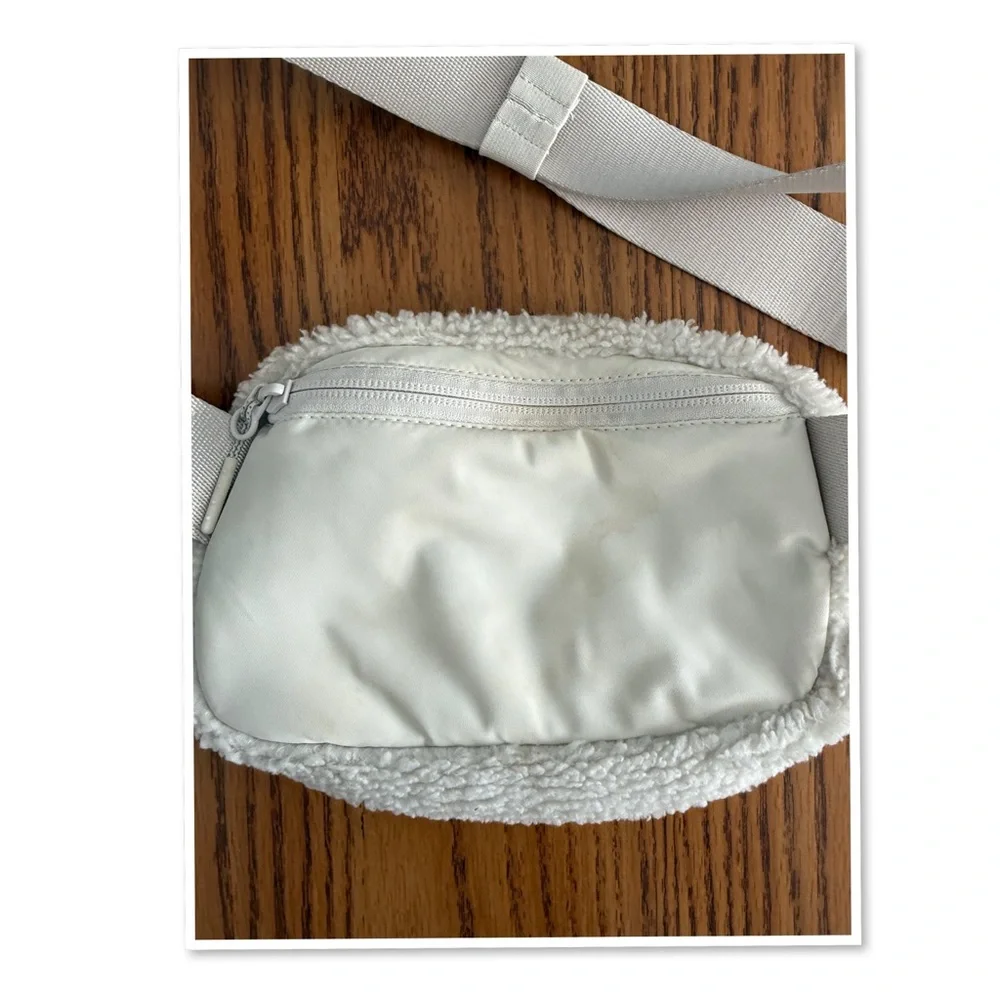 Lululemon Athletica Ivory Fleece Everywhere Bag With Belt - Picture 3 of 15